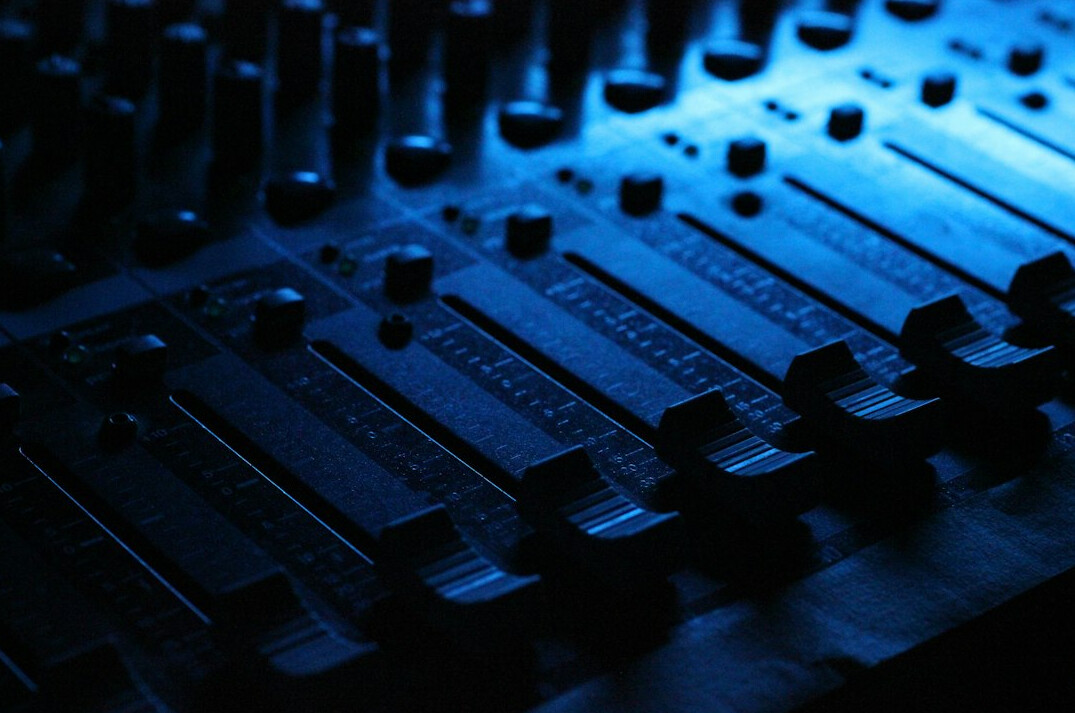 sound mixing console